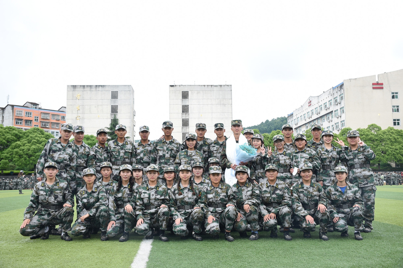 1622167552012084633.jpg 新生和教官合影留念.jpg